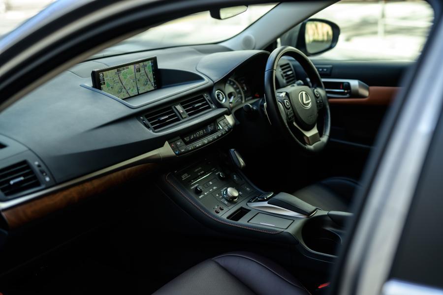 Интерьер Lexus CT200h 2019 года  (JP) (фото 14 из 27)